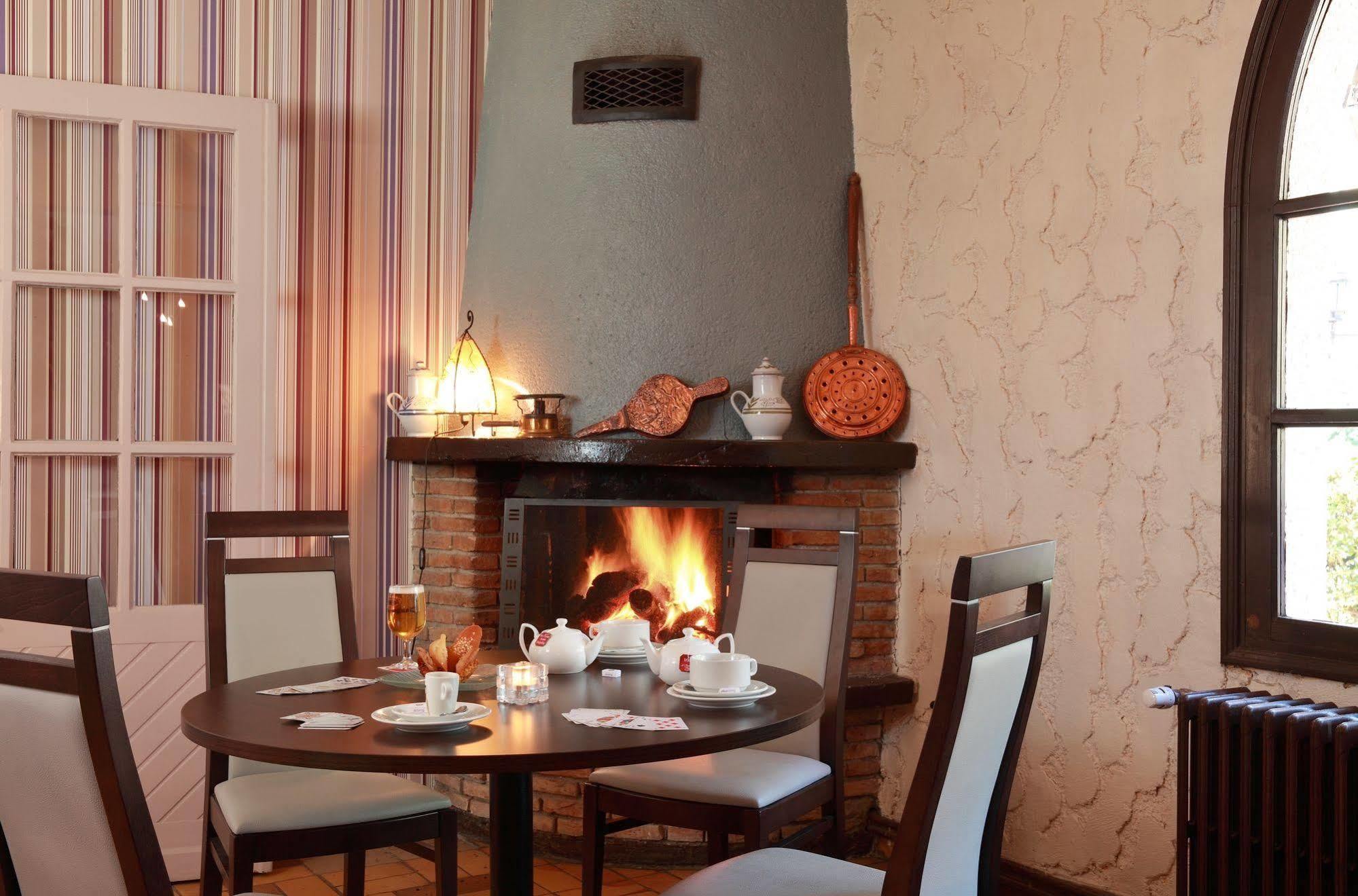 Logis Le Pot D'Etain Hotel Holnon Екстериор снимка